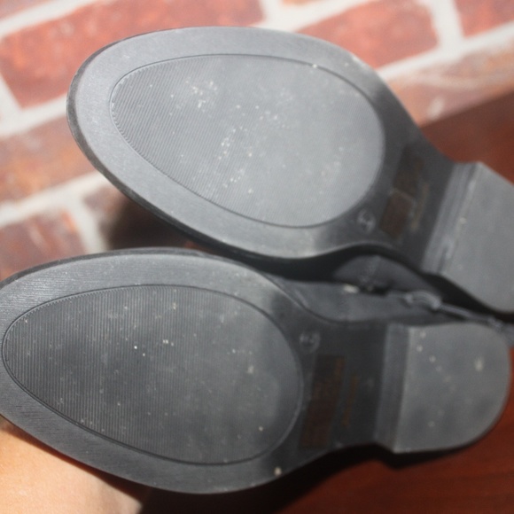 TC black faux suede ankle boots fringe zipper closure rubber sole sz 6 M EUC… - Picture 5 of 5